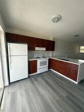 5435 W 24th Ave in Hialeah, FL - Building Photo - Building Photo