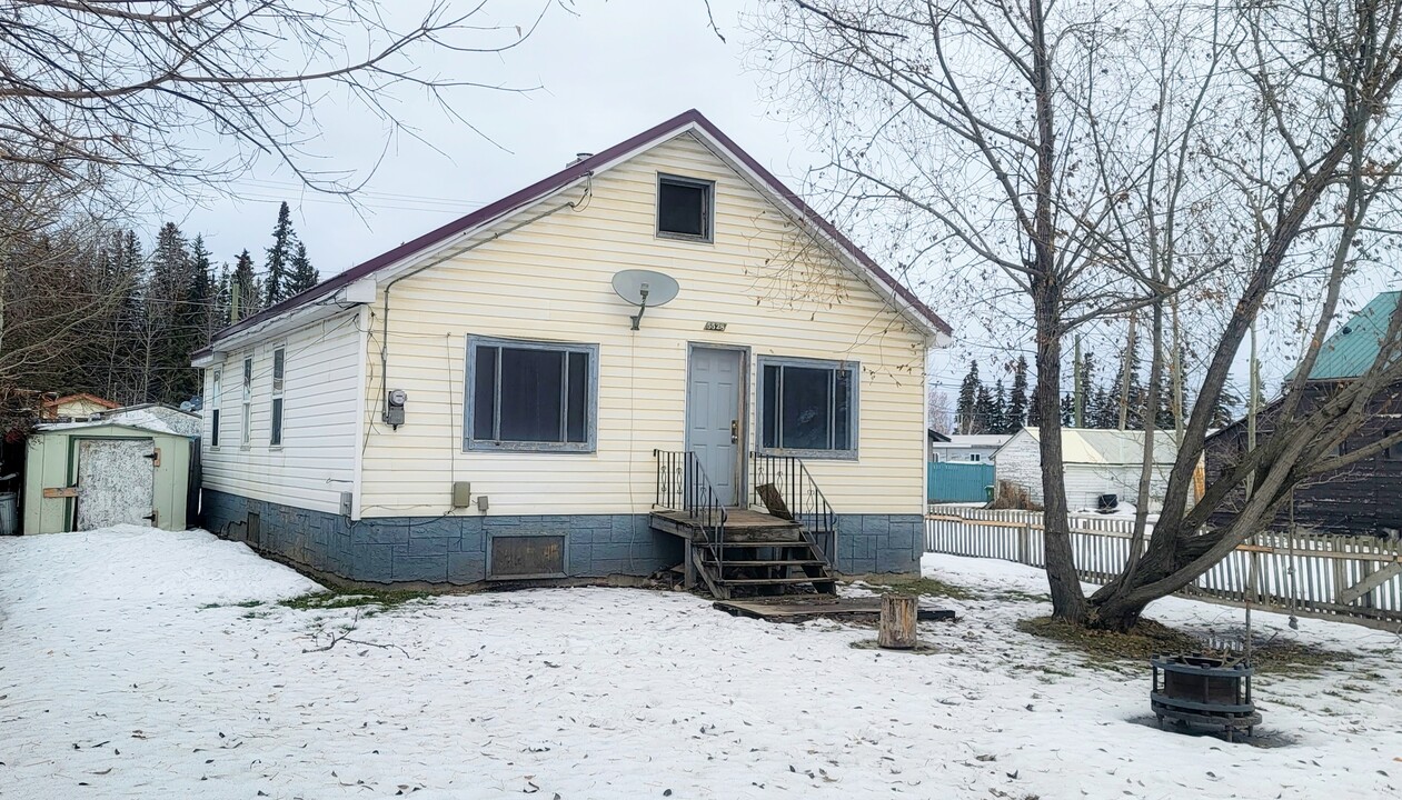 5528-5524 4 Ave in Edson, AB - Building Photo