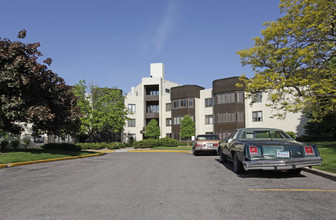 111 Imperial Dr W in West St. Paul, MN - Foto de edificio - Building Photo