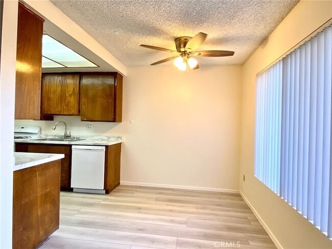 1400 W Warner Ave, Unit 9 in Santa Ana, CA - Building Photo - Building Photo