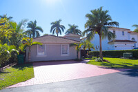 16404 SW 95th Ln in Miami, FL - Foto de edificio - Building Photo