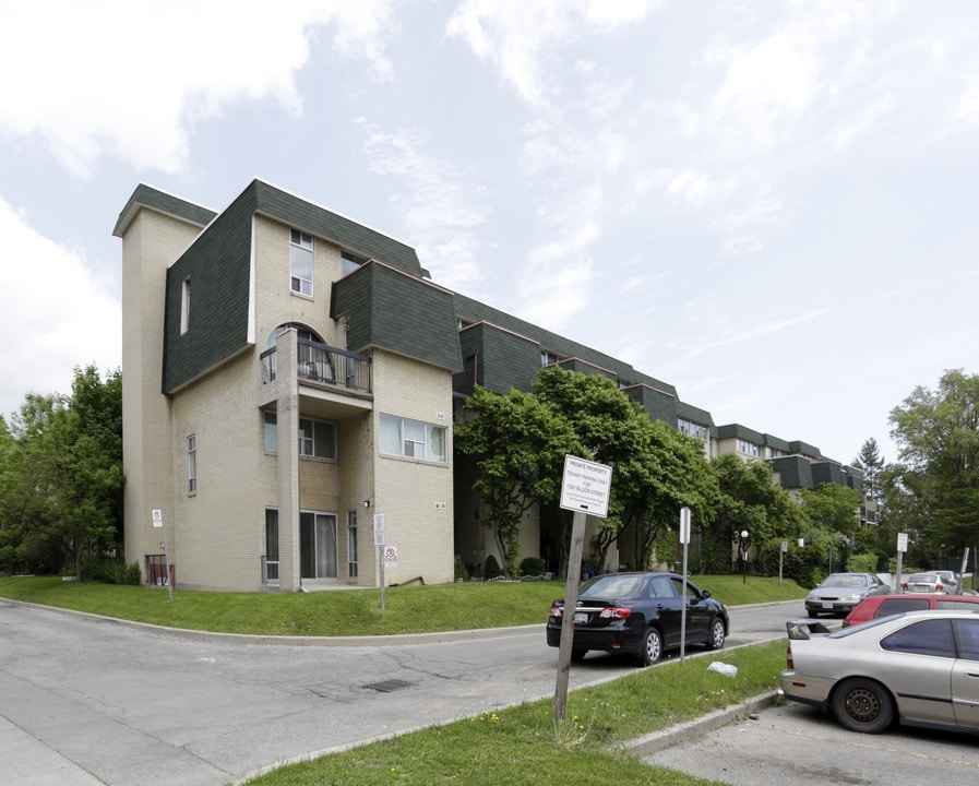 1624 Bloor St in Mississauga, ON - Building Photo