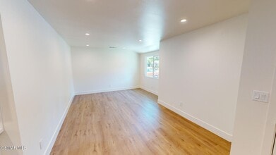 971 Calle Nogal in Thousand Oaks, CA - Foto de edificio - Building Photo