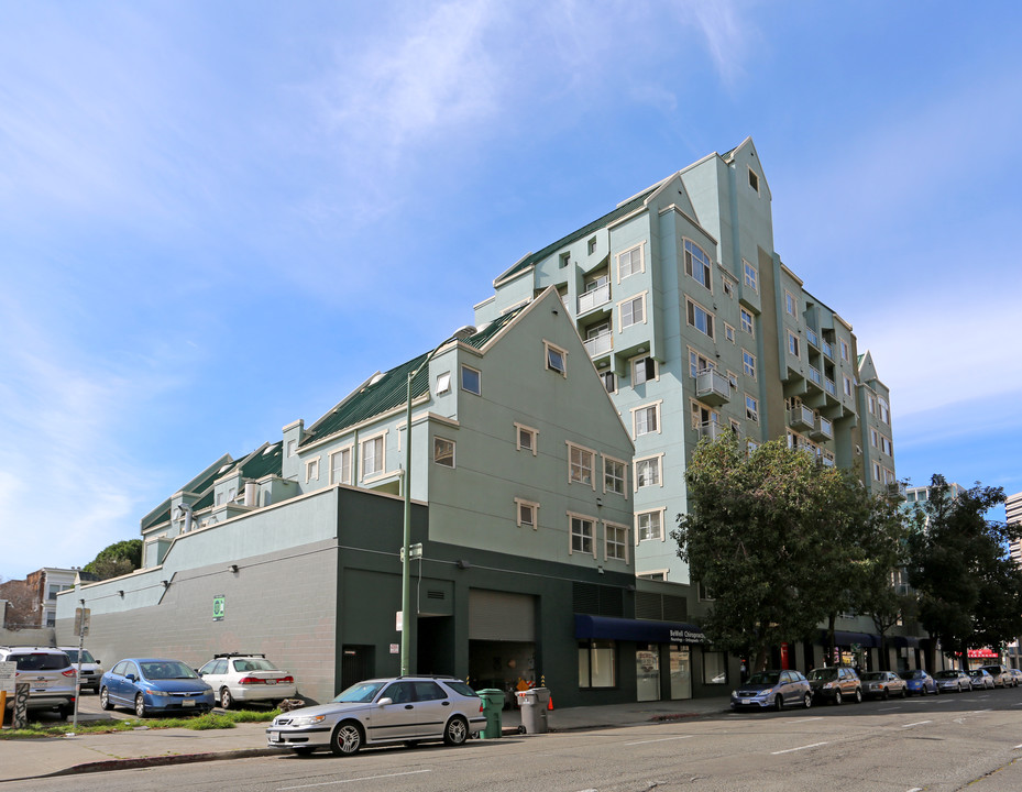 Frank G Mar Apartments in Oakland, CA - Foto de edificio