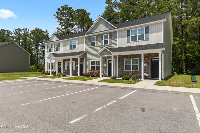 105 Jaydn Dr W in Jacksonville, NC - Building Photo - Building Photo