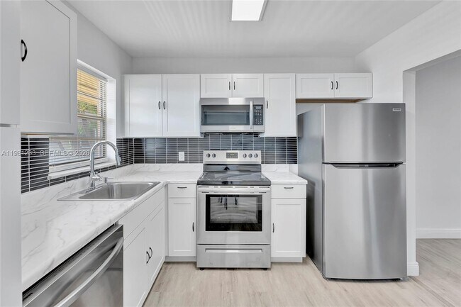 2060 NW 81st Ave in Pembroke Pines, FL - Building Photo - Building Photo