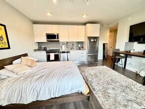 2407 W Eastwood Ave, Unit 402 in Chicago, IL - Building Photo - Building Photo