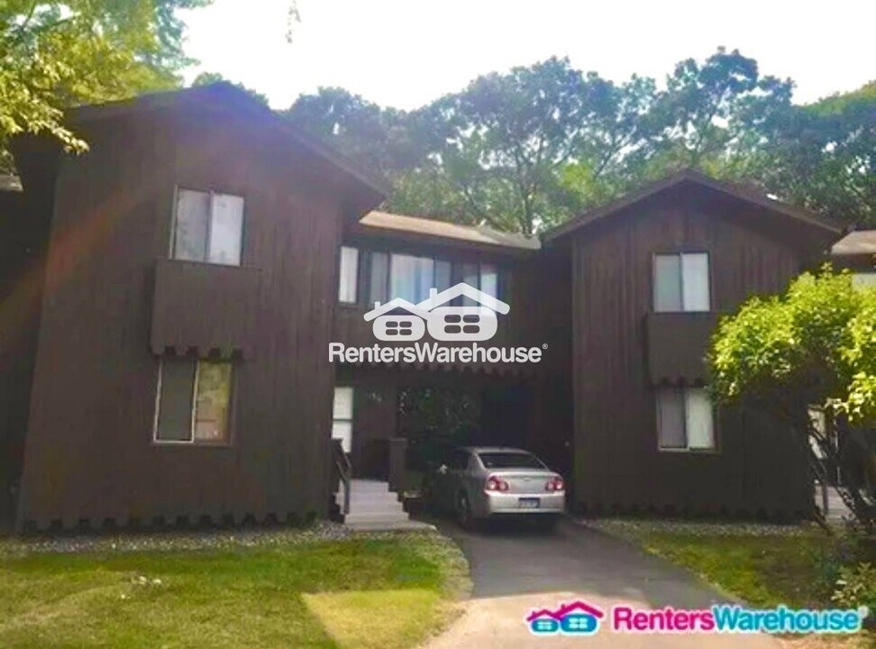 1514 N Timber Rdg in Fridley, MN - Foto de edificio