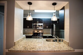 204 Triumph Dr NW in Atlanta, GA - Foto de edificio - Building Photo