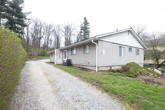 3635 Ira Rd, Unit Back Unit in Akron, OH - Building Photo - Building Photo