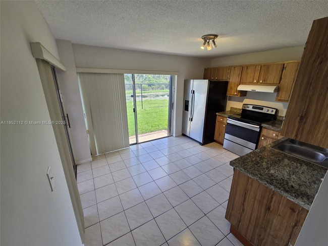 9430 S Meadows Cir in Miramar, FL - Building Photo - Building Photo