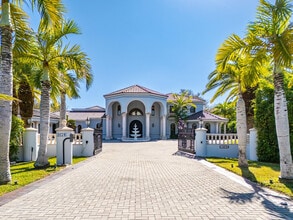 10270 SW 58th St in Miami, FL - Building Photo - Building Photo