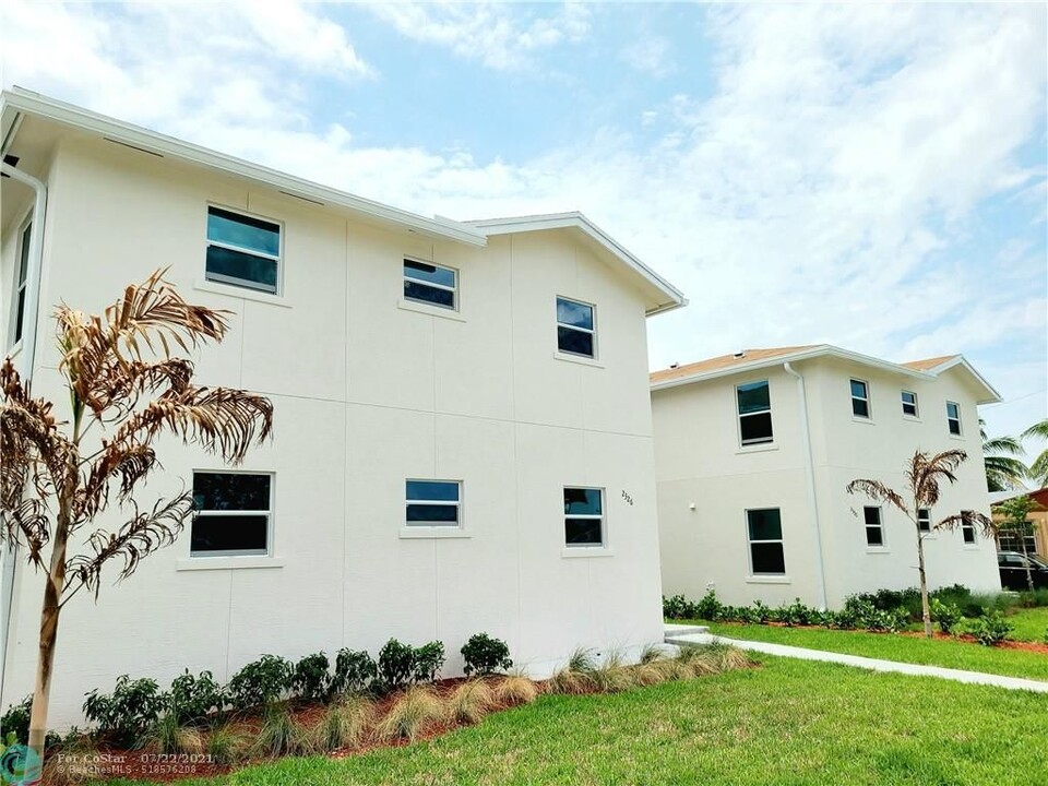 2326 Taft St-Unit -3 in Hollywood, FL - Building Photo