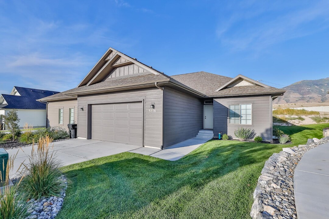 5816 N Gln Pt Dr in Stansbury Park, UT - Building Photo