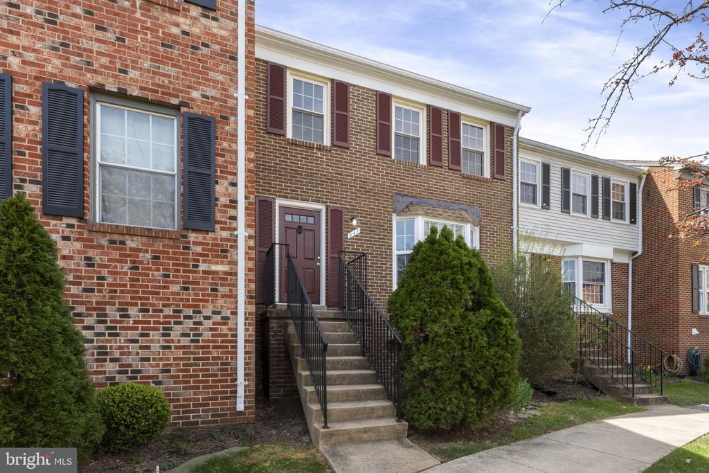 941 Sherwood Ct in Sterling, VA - Building Photo