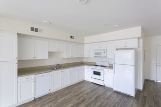 CHASE APARTMENTS in Northridge, CA - Building Photo - Interior Photo