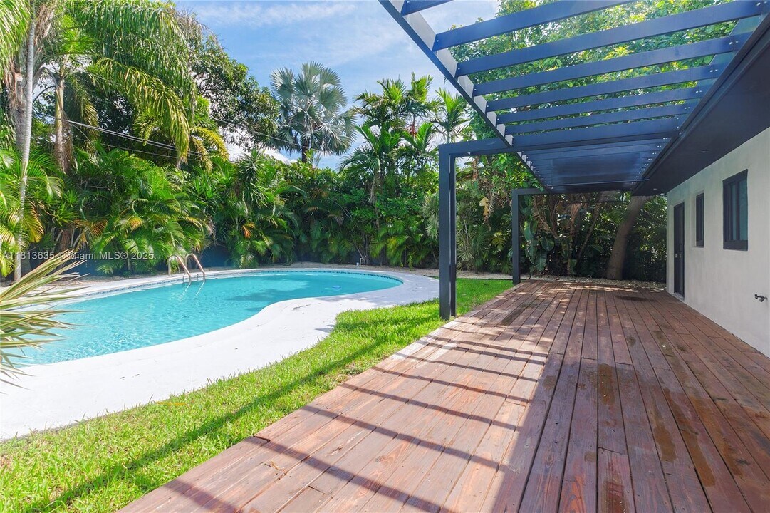 1955 Alamanda Dr in North Miami, FL - Building Photo