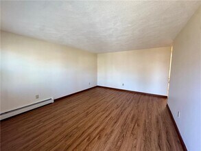 135 Rounds Ave in East Providence, RI - Building Photo - Building Photo