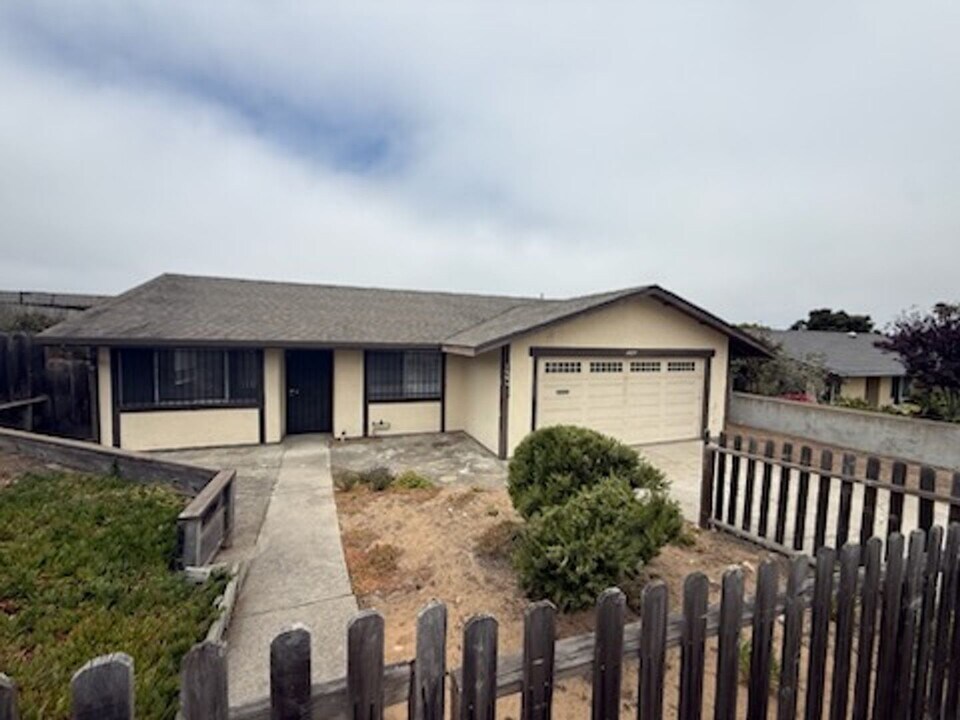 1741 Flores St in Seaside, CA - Building Photo