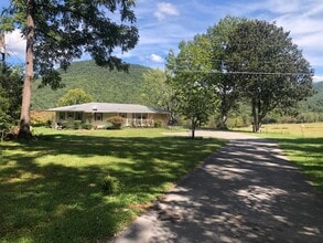 1111 Schoolhouse Gap Rd in Townsend, TN - Building Photo - Building Photo
