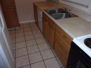 1536 Briarwood Cir in Cuyahoga Falls, OH - Building Photo - Building Photo