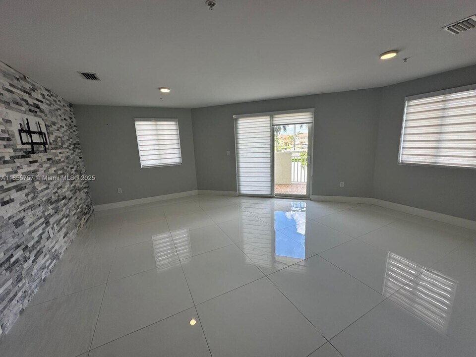 10950 NW 82nd St in Doral, FL - Building Photo