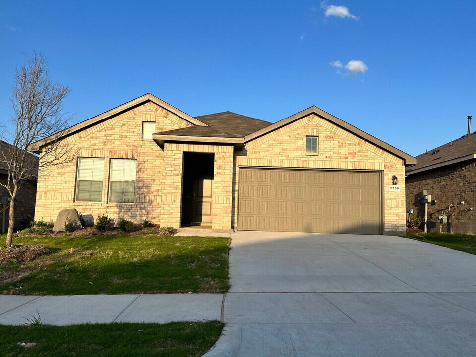 5909 Silverjack Trl in Argyle, TX - Building Photo