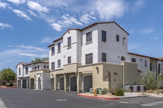 Wolf Waters Place in La Quinta, CA - Foto de edificio - Building Photo
