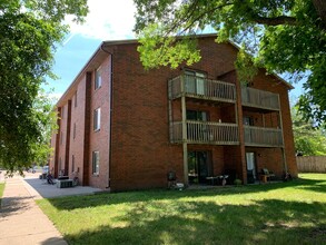 Pine Tree Flats in Ankeny, IA - Foto de edificio - Building Photo