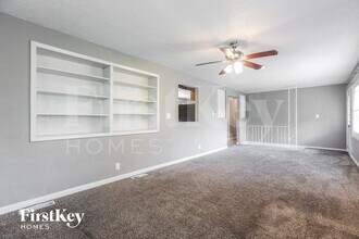 1302 SW Peggy Cir in Lee's Summit, MO - Foto de edificio - Building Photo