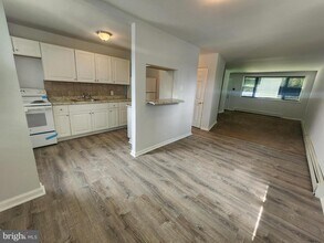 43 Bruce Park Dr in Trenton, NJ - Building Photo - Building Photo