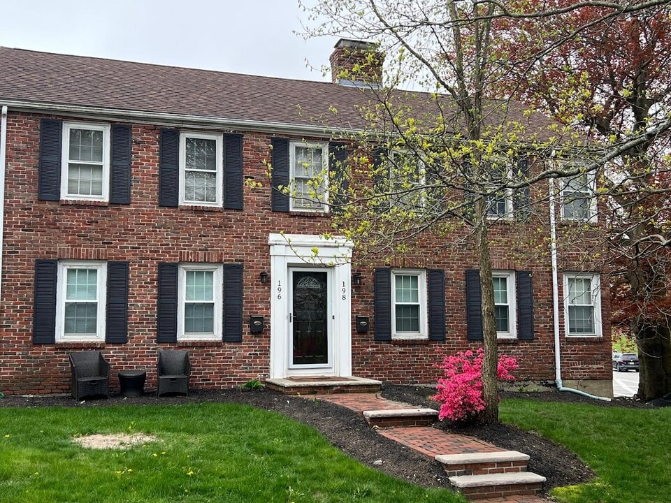 196 Gibbs St, Unit 196 in Newton, MA - Building Photo