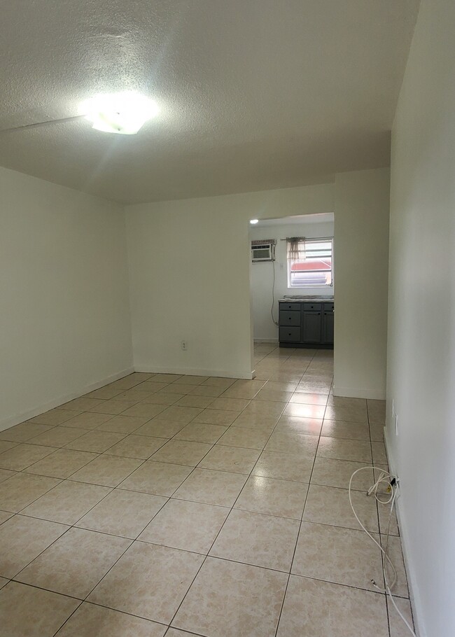 152 SW 9th St, Unit Apt 4 in Miami, FL - Foto de edificio - Building Photo