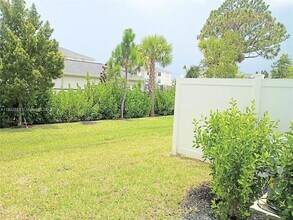 329 SE Crossoak Ln in Port St. Lucie, FL - Building Photo - Building Photo