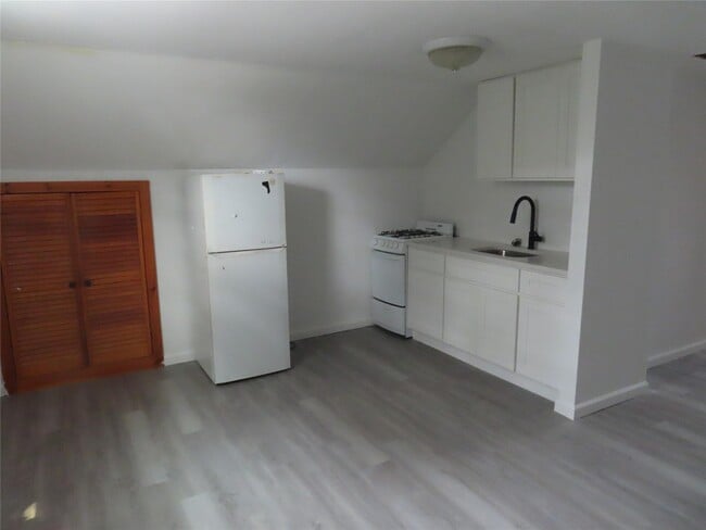 4 Granada Pkwy in Lindenhurst, NY - Building Photo - Building Photo