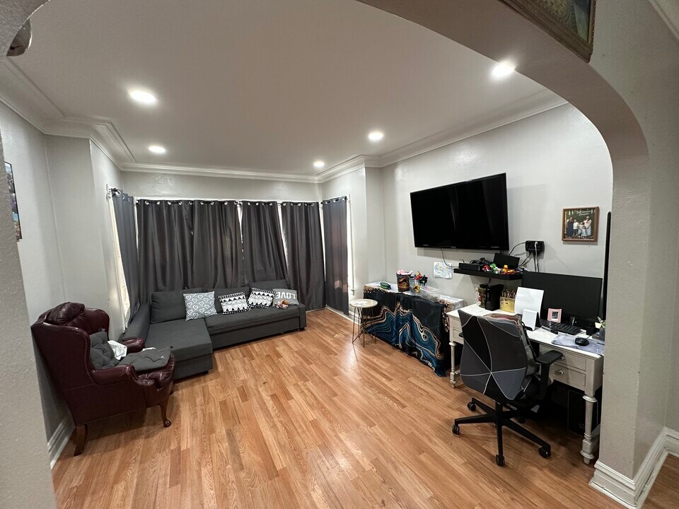 5742 N Artesian Ave, Unit 1 in Chicago, IL - Foto de edificio
