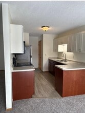 5397 Beachside Dr in Hopkins, MN - Foto de edificio - Building Photo