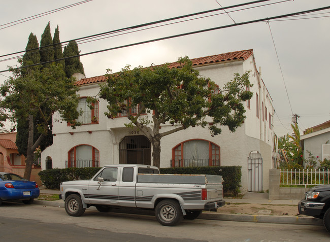 1030 Walnut Ave in Long Beach, CA - Building Photo - Building Photo