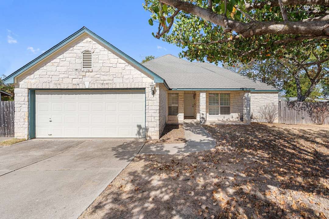 806 Christopher Ave in Round Rock, TX - Foto de edificio