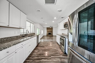 5761 W Cholla St in Glendale, AZ - Building Photo