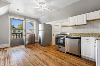 2744 W Nelson St in Chicago, IL - Building Photo - Building Photo