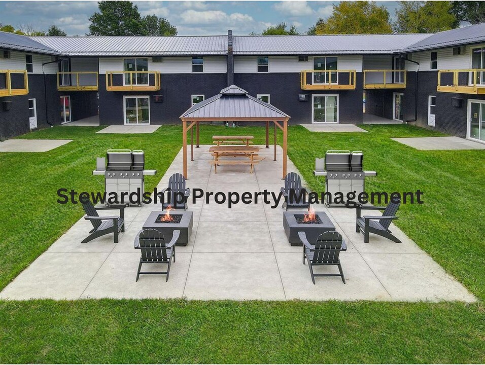 Massillon Square, 5001 Massillon Rd in North Canton, OH - Building Photo