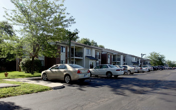 Hickory Knoll Apartments in Anderson, IN - Building Photo - Building Photo