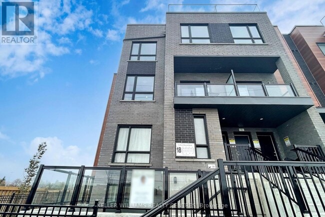 18 Lytham Grn Cir in Newmarket, ON - Building Photo - Building Photo