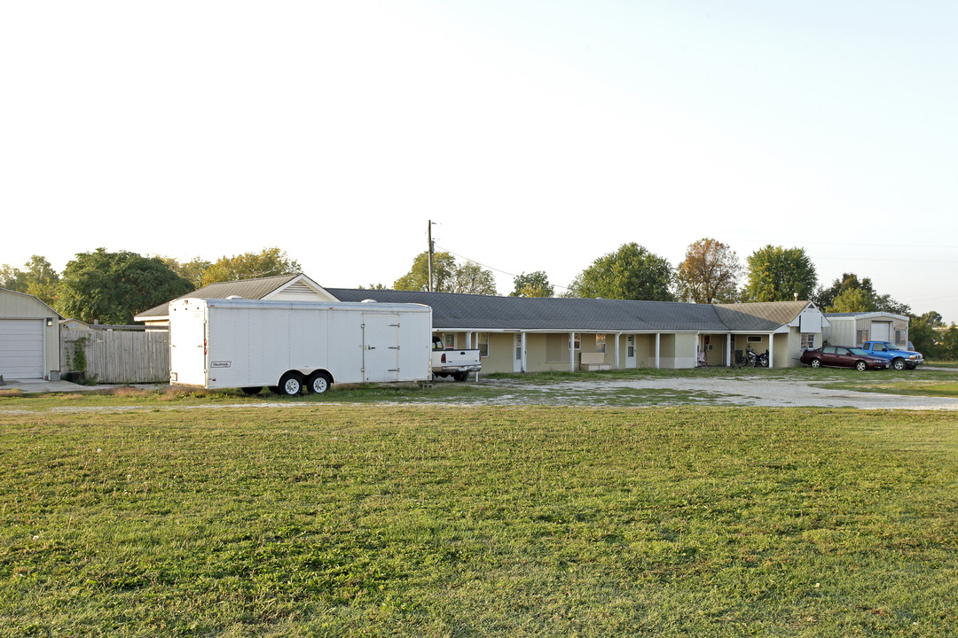 5850-5874 W Highway 60 in Brookline, MO - Building Photo