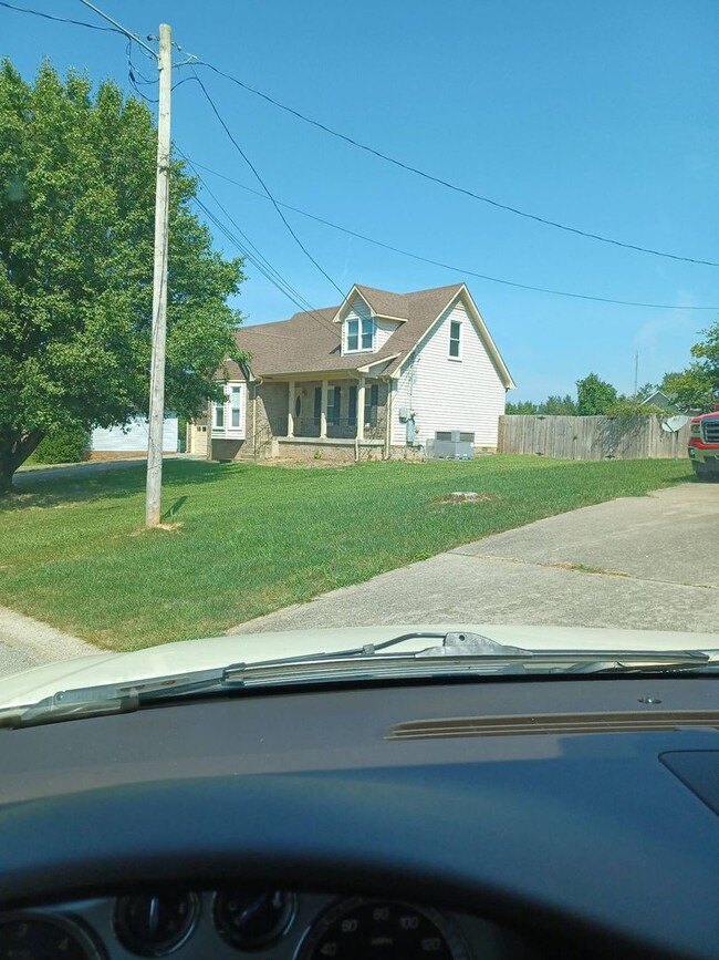 421 Bluff Dr in Clarksville, TN - Building Photo - Building Photo
