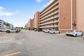 301 NE 14th Ave in Hallandale Beach, FL - Building Photo - Building Photo