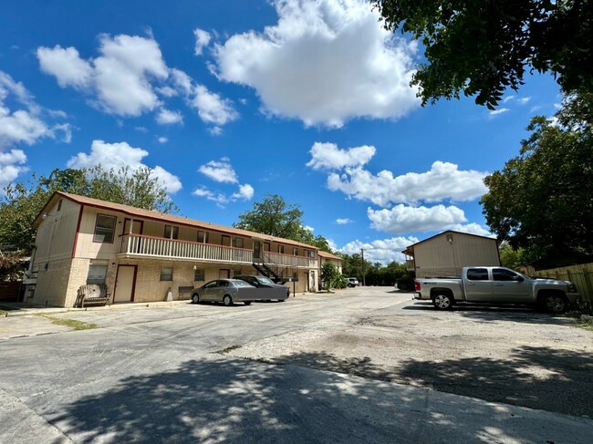 1523 Quintana Rd in San Antonio, TX - Building Photo - Building Photo