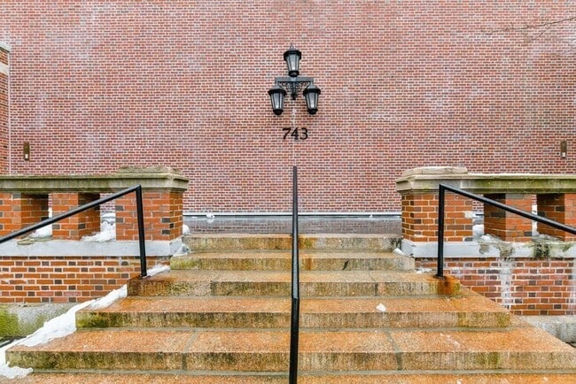 743 E 4th St, Unit 205 in Boston, MA - Foto de edificio - Building Photo