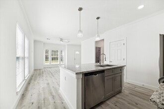 122 W Mulberry Ave in Wharton, TX - Building Photo - Building Photo